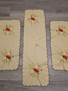 Vtg Table Runners Stunning 3-Piece Embroidered Table Linen Set